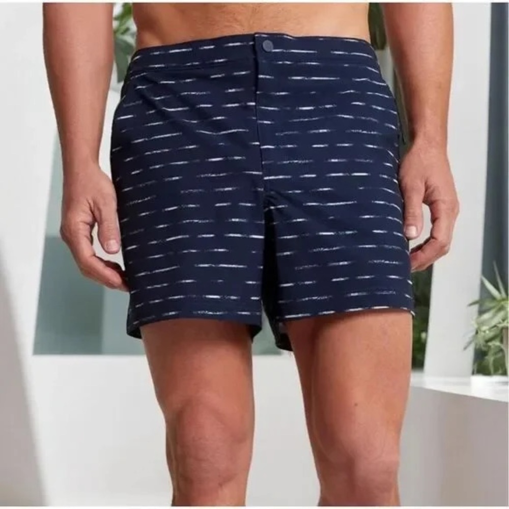 VRST Men's Slim Fit 5" Resort Short in Navy/Sand Washed Print, Size Small
